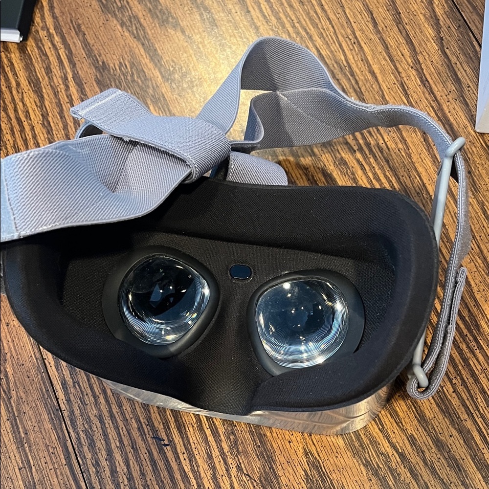 Oculus Go stand alone VR Headset 64 GB - Picture 2 of 10